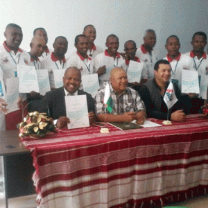 Les participants au stage de boxe avec l’expert Makrem Grani et le SG du COM, Harinelina Jean Alex Andriamanarivo.