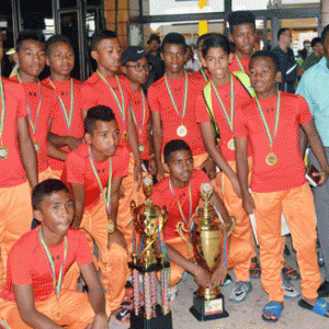 Les joueurs de Fosa Juniors U15 à leur arrivée à Ivato avec le président de la Ligue de Boeny de football,  Nourdine (à droite).