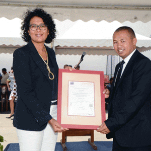 De gauche à droite : Stéphanie Chaléon-Raghoonauth, Directrice d’AFNOR Océan-Indien ; Ny Riana Raharimanjato, Président Directeur Général de GASYPLAST.