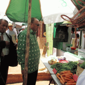 Les autorités officielles visitant le box de l’Agrinature lors de l’inauguration du marché écologique. 