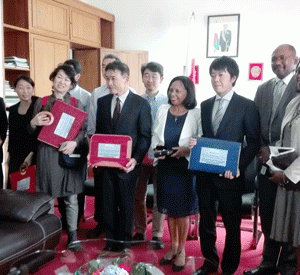 La délégation japonaise avec madame la Ministre de l’Enseignement supérieur et de la Recherche scientifique Marie Monique Rasoazananera. 