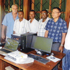 Les activistes du CRD-Menabe, lors de la remise de matériels informatiques par le programme Matoy financé par l’intercoopération suisse. (Photo Anastase)