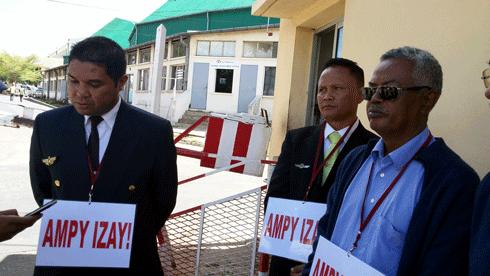 Rado Rabarilala et consorts : Pour la démission de Hery Rajaonarimampianina !