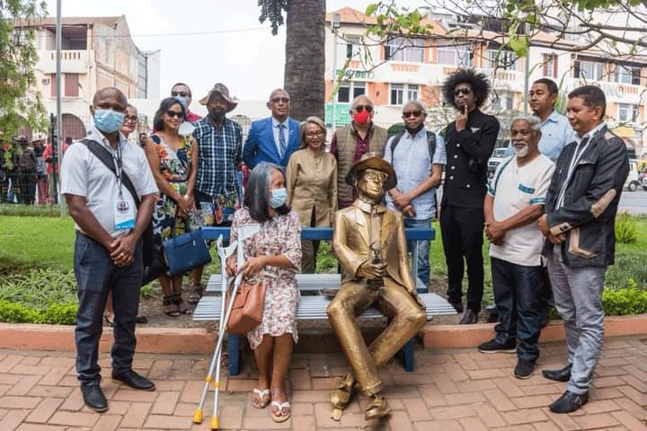 Cinématographie : Une statue du cinéaste Solo Ignace Randrasana sur l’avenue de l’Indépendance