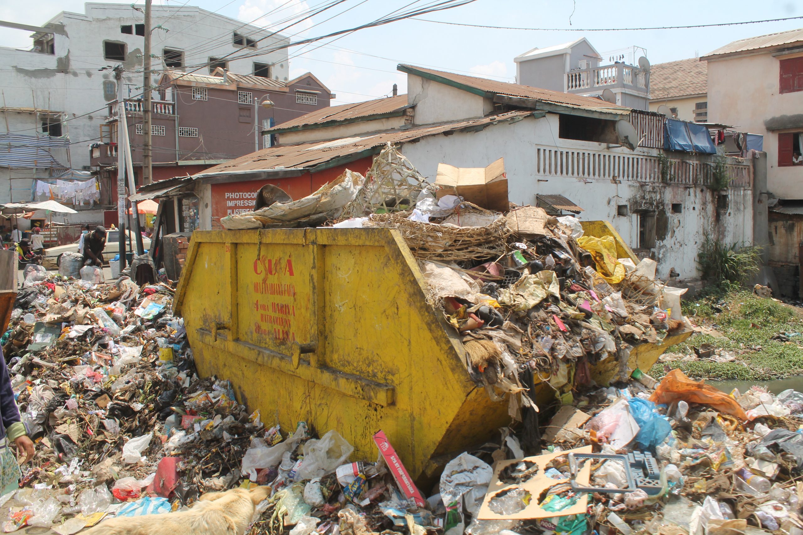 Bacs à ordures en débordement : En cause, le non-respect des horaires de sortie des poubelles