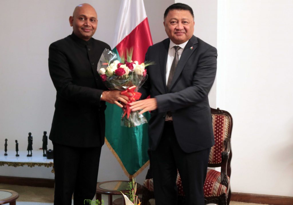 Ambassadeur de l'Inde avec le président du Sénat