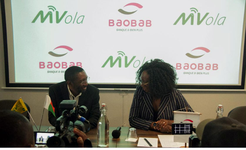 Heritiana Andrianalisoa, DGA Mobile Financial Services de MVola et Sandrine Mayindombe, DGA de Baobab Banque Madagascar ont présenté, hier, le nouveau service de transfert d’argent entre les deux partenaires.