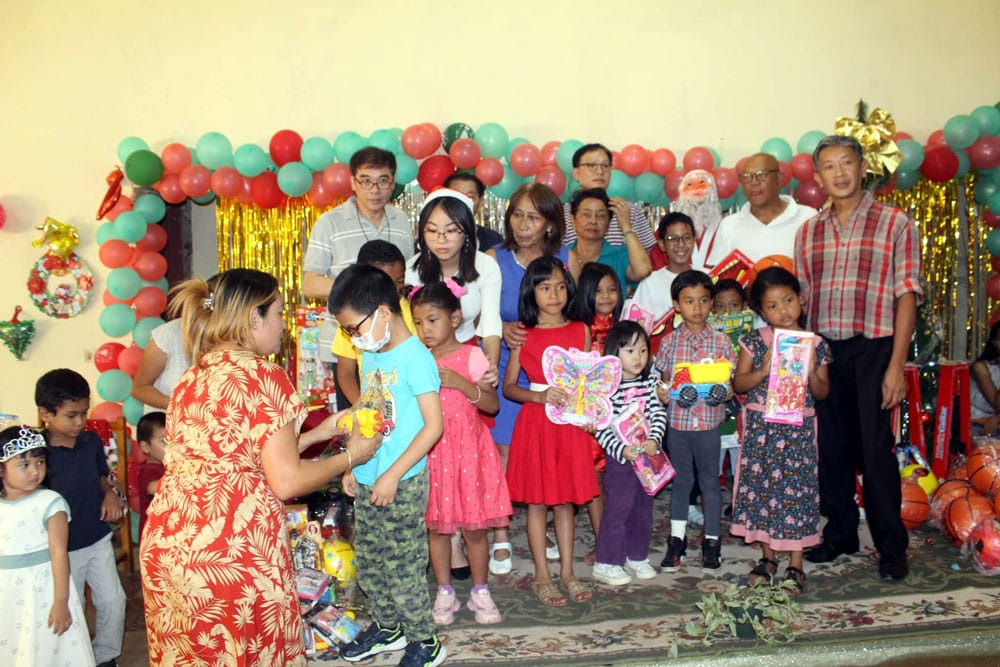 Distribution de jouets aux enfants lors d’une fête organisée par l’ACT à Behoririka.