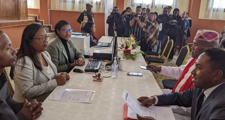 Ambohidahy : Quatre candidats ont déposé leurs dossiers, hier, à la HCC