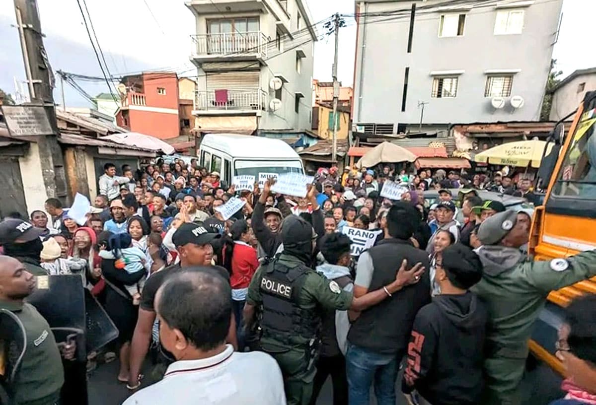 Amboditsiry Manifestation Contre La Pénurie Incessante Deau Midi Madagasikara