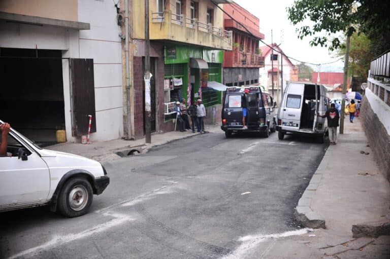 Rues de Tana : Nids de poule comblés sur plusieurs tronçons 