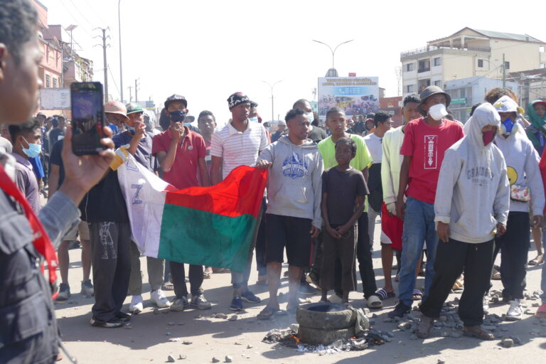Ambohidahy : Les manifestants et les forces de l’ordre campent sur leurs positions respectives