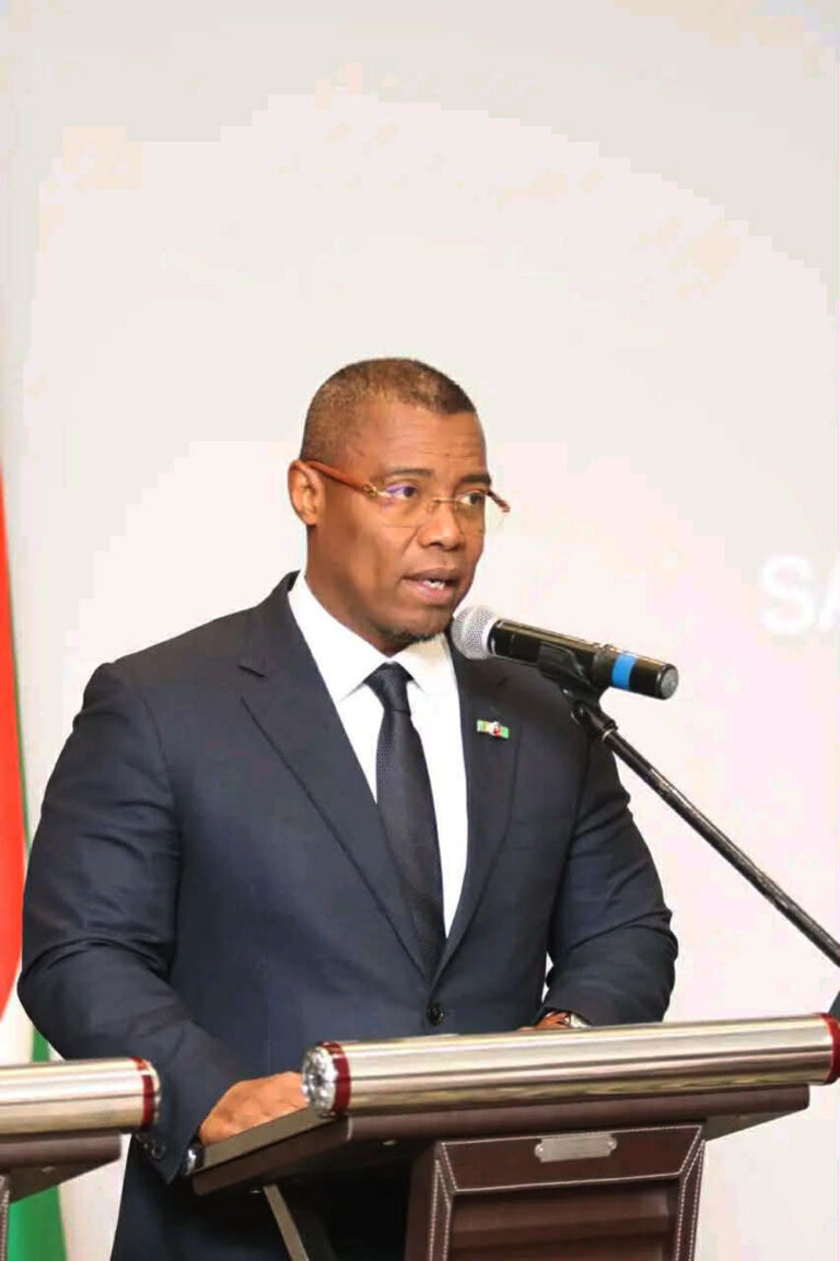 Siteny Randrianasoloniaiko : « Toute décision doit être prise dans l’intérêt du peuple »