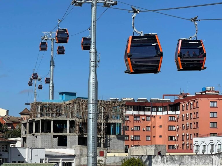 Michael Randrianirina – Emmanuel Macron : Aucune interruption sur la coopération militaire et négociations sur les dettes du projet téléphérique