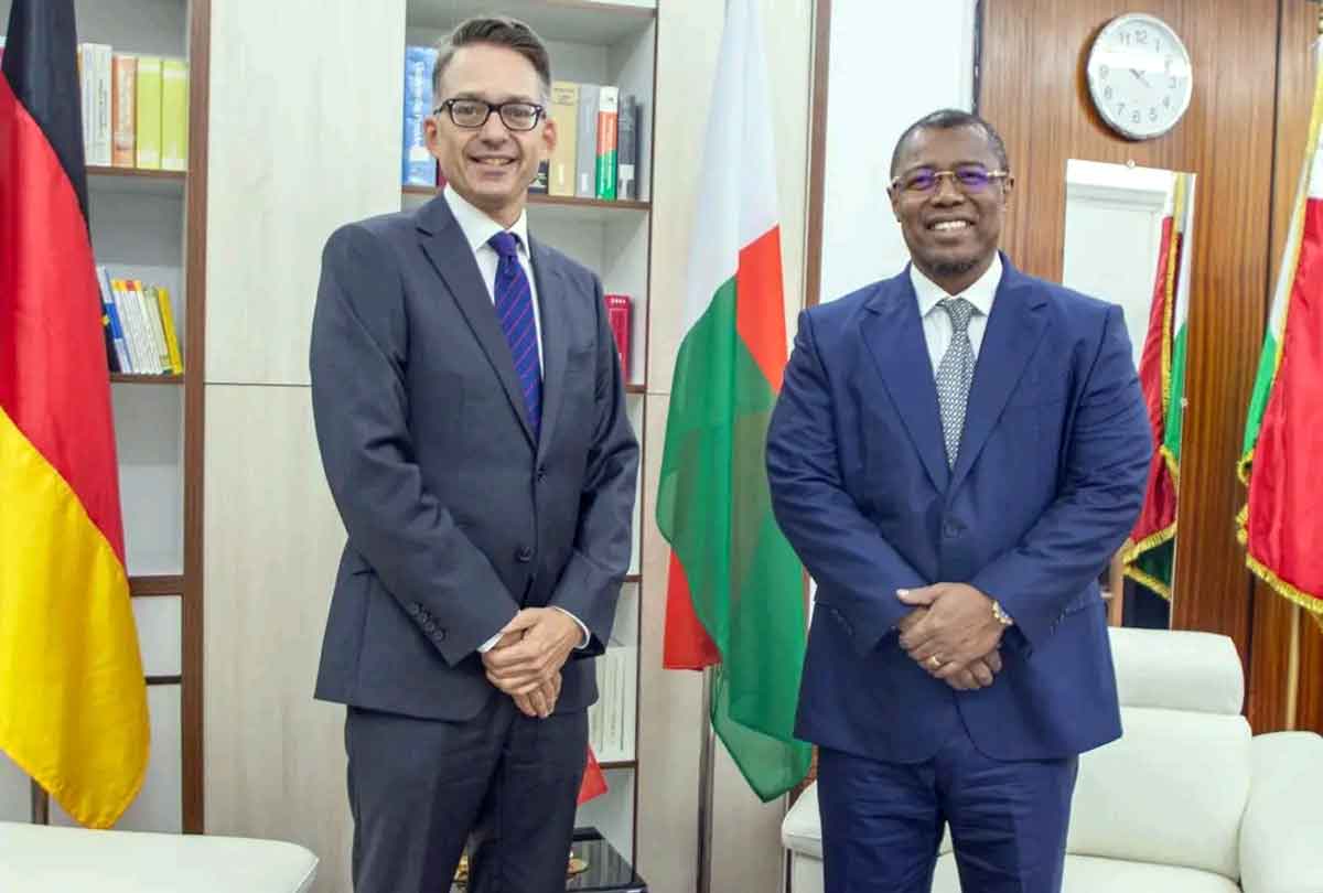 Siteny Randrianasoloniaiko : Priorité à l’amélioration des conditions de vie de la population