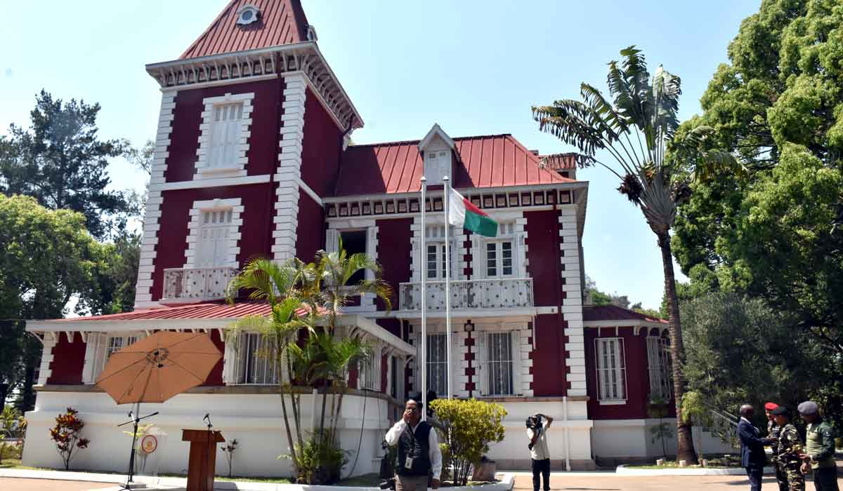 Premier ministre : Sortie du territoire allégée pour les fonctionnaires, IST maintenue pour les anciens ministres du gouvernement Ntsay