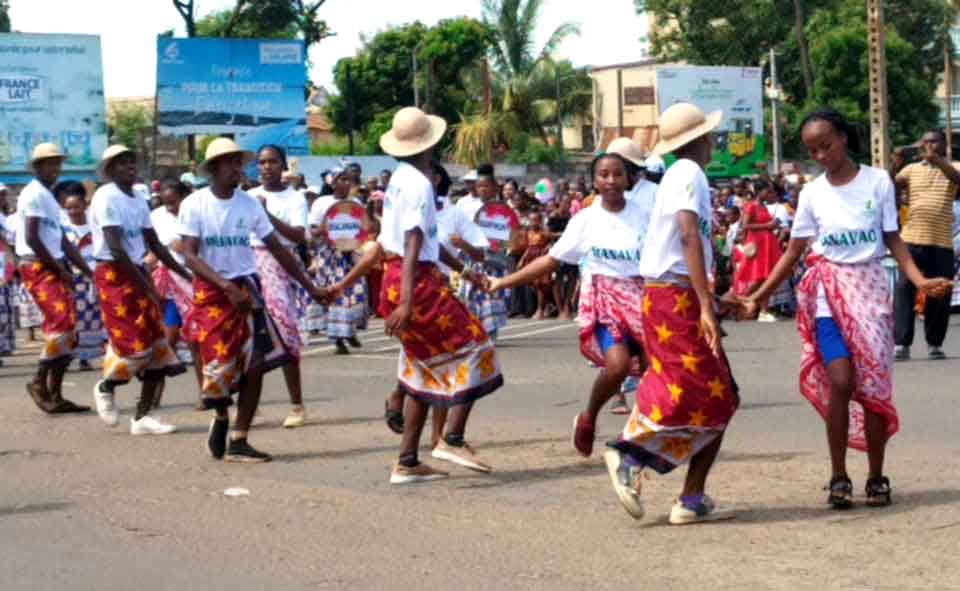 Taom-baovao malagasy : Les réactions des gardiens de la tradition et des érudits des « Faritra »