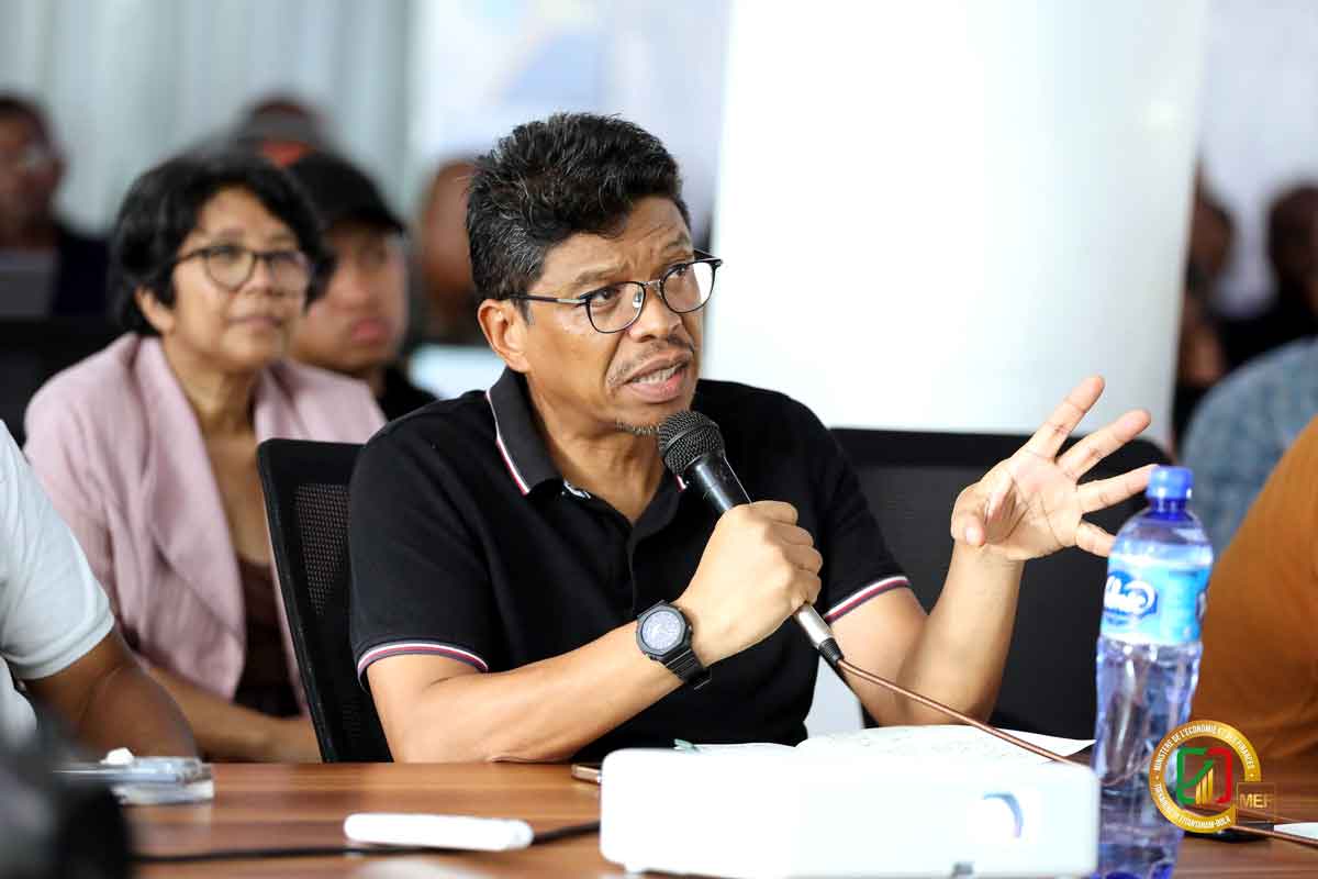 Équilibres macroéconomiques : Inflation, monnaie et budgets sous étroite surveillance