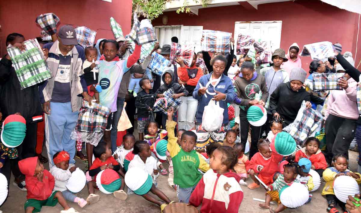 Groupe Midi Madagasikara : Des lampions, repas et vêtements chauds pour les enfants d’Ankorondrano Atsinanana