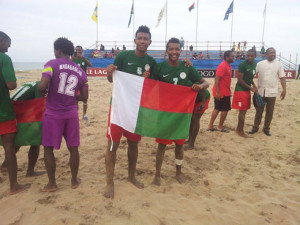 Le drapeau malagasy fièrement arboré par Pierralit et Anderson (Photo FMF)