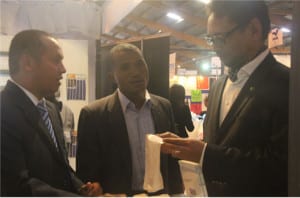 Visite du ministre du Commerce au stand de Gasyplast.